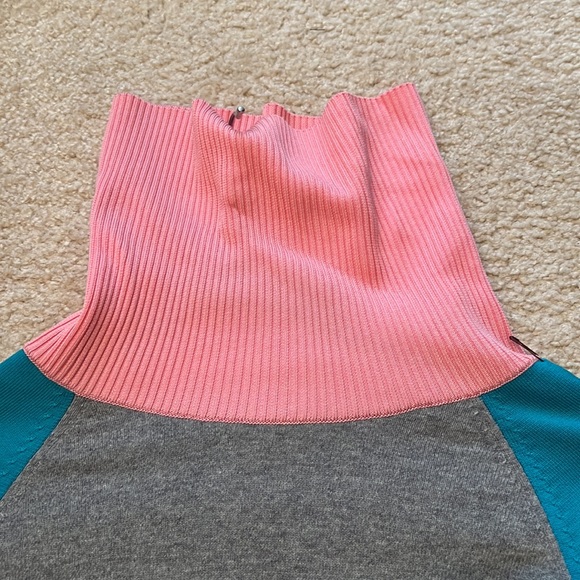 Colorful sweater ( M) you can wear for small to medium - Picture 7 of 8